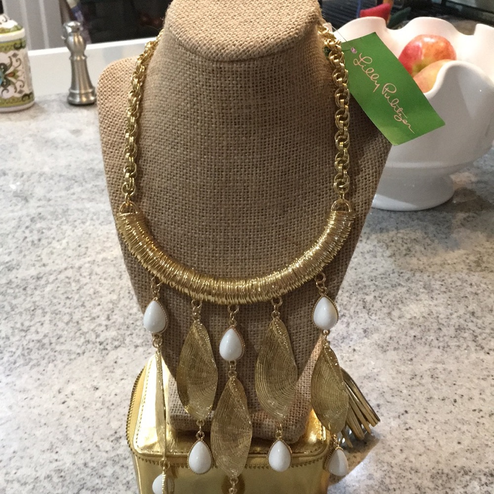 BNWT Lilly necklace